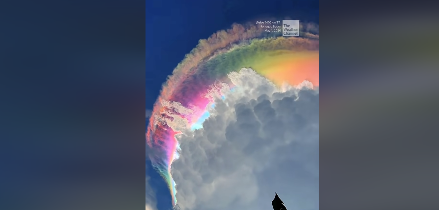 インドネシア・ジャワ島にまれな「彩雲」が出現、色鮮やかな空に車が止まり一時渋滞