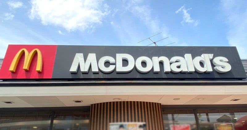 日本マクドナルドの店舗の看板