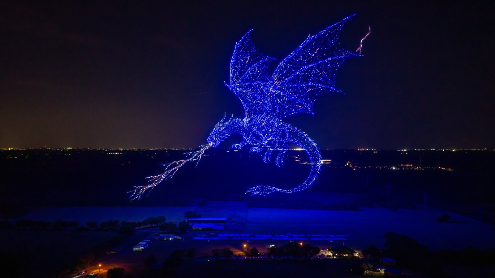 1万機を超えるドローンで描かれ、テキサスの夜空を飛ぶ青い巨大ドラゴン