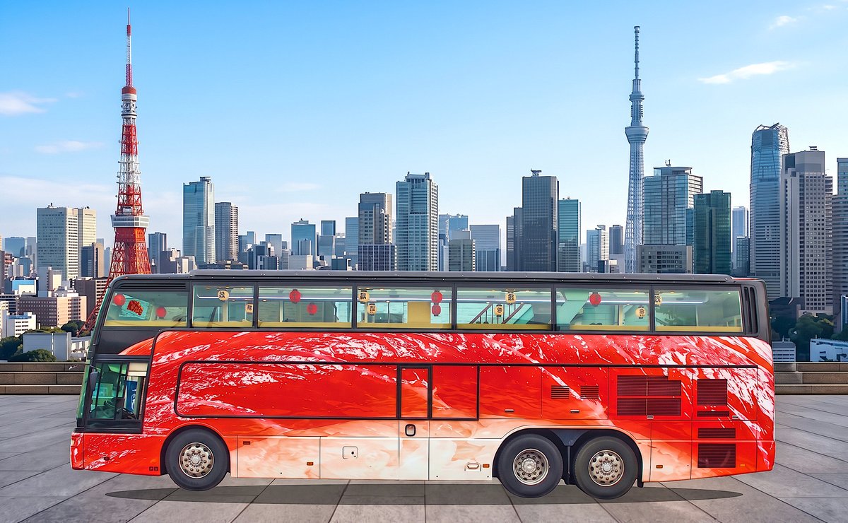 巨大なマグロの握り寿司の姿にラッピングされた2階建てバス「SUSHI BUS」