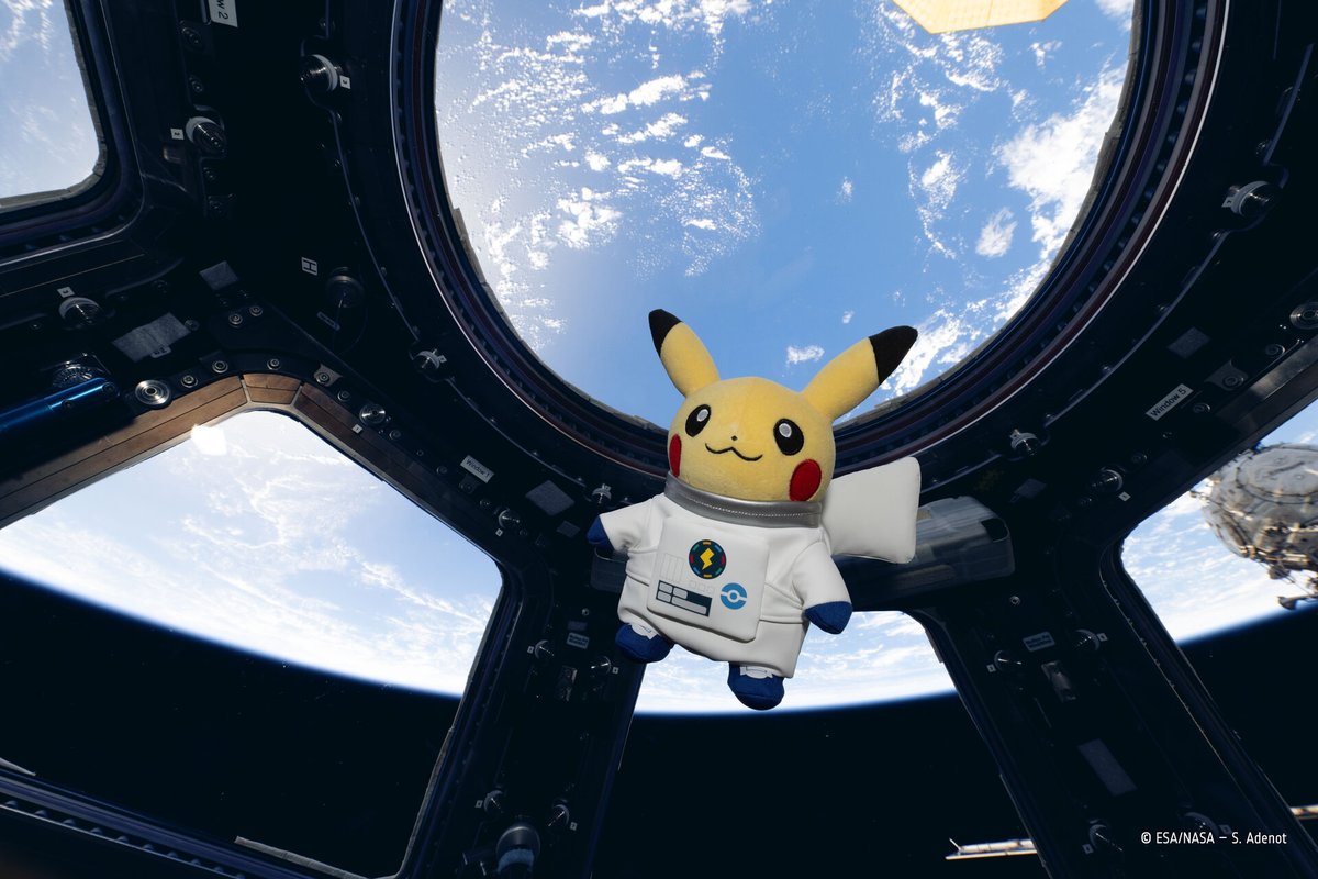 国際宇宙ステーションのキューポラ内に浮かぶ、宇宙服姿のピカチュウのぬいぐるみ