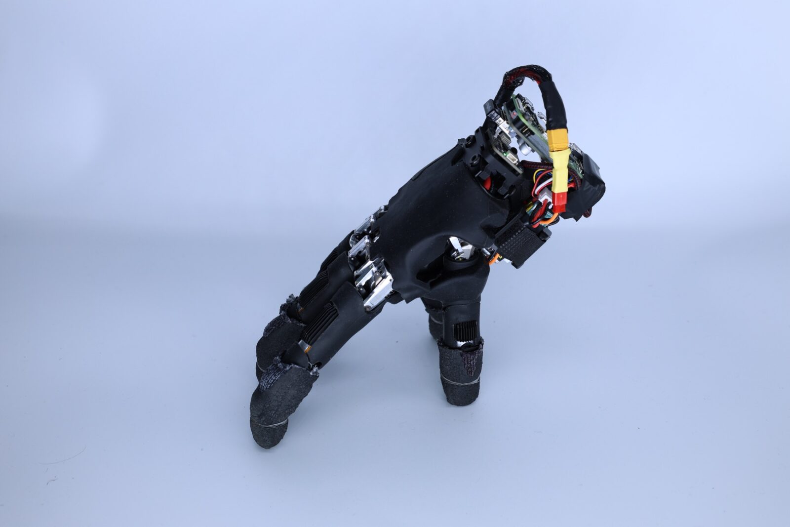 スイス連邦工科大学チューリッヒ校が開発した、5本の指で立つロボットハンド