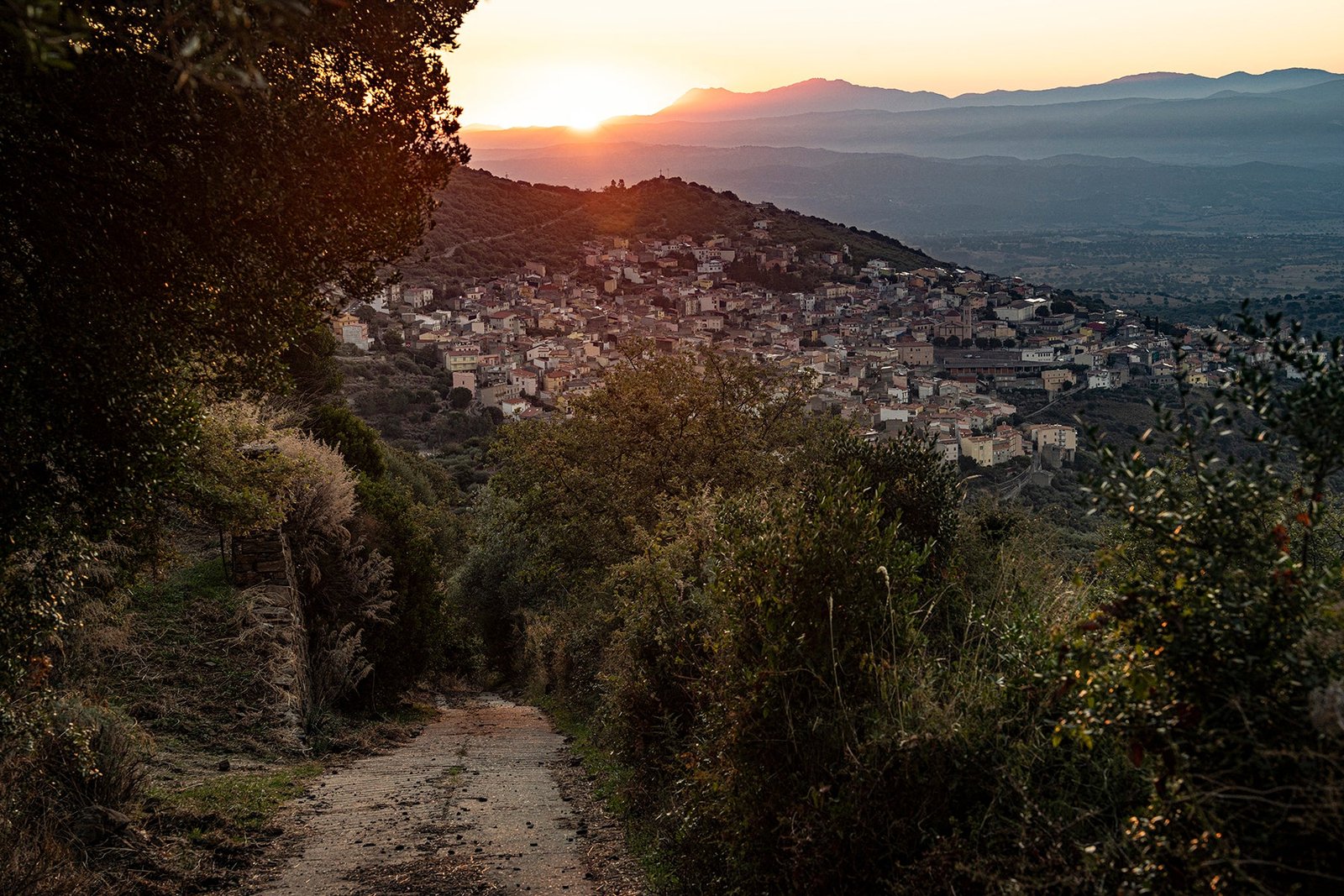 夕日に照らされたサルデーニャの山村ボロターナの全景